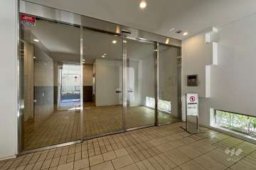 エントランスはオートロック付きです。　