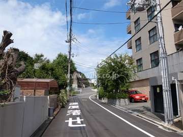 敷地南側の前面道路。周辺はマンションと一戸建てが混在する静かな住宅地です。