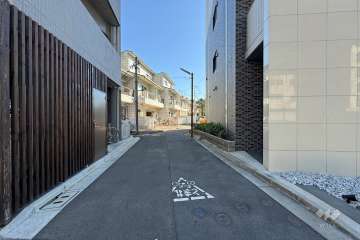 敷地の北側前面道路（西側から）