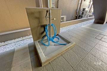 エントランス横にあるシャワーヘッド付き水道設備