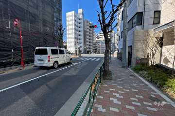 敷地南側の前面道路（東側から）