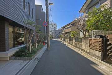 敷地の南側前面道路（西側から）