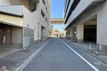 敷地の北側前面道路（東側から）