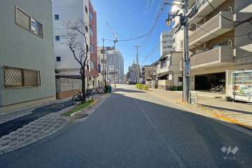 敷地東側の前面道路（北側から）