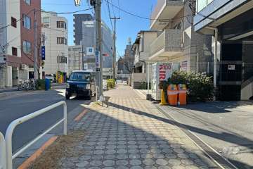 敷地東側の前面道路（北側から）