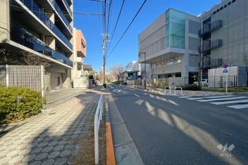 敷地東側の前面道路（南側から）