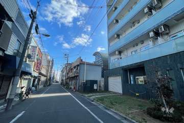 敷地の北側前面道路（西側から）