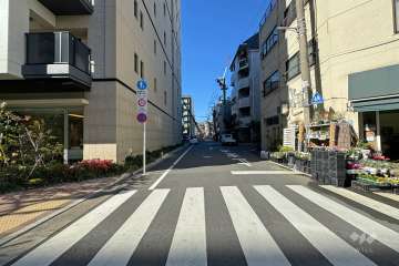 敷地の北側前面道路（東側から）
