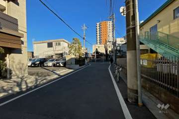 敷地南側の前面道路（西側から）