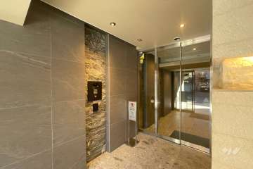 エントランスはオートロック付きです。