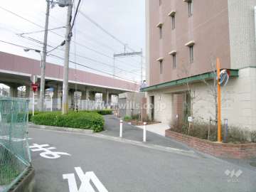 敷地の北側には阪急宝塚線が走っています。