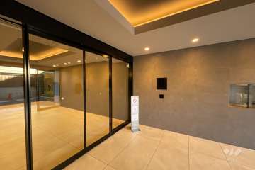 エントランスはオートロック付きです。