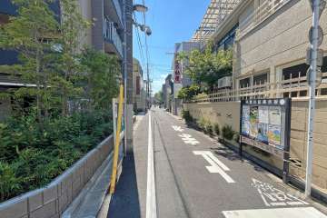 敷地北側の前面道路(東側から)