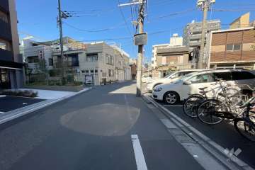 敷地東側の前面道路（南側から）