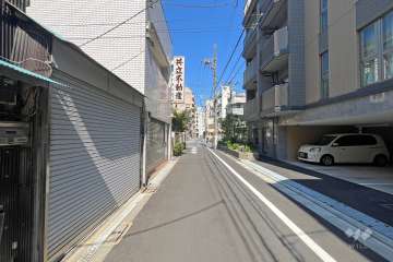 敷地北側の前面道路(西側から)