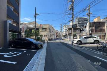 敷地東側の前面道路(南側から)
