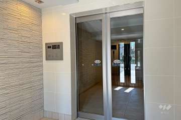 エントランスはオートロック付きです。