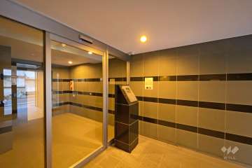 エントランスはオートロック付きです。