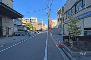 敷地北側の前面道路（西側から）