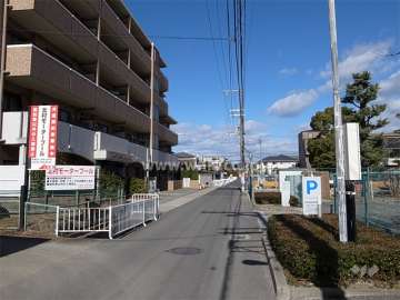 敷地東側の前面道路。周辺は静かな住宅地です。