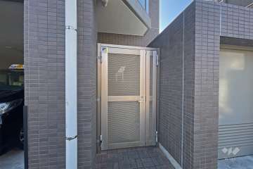 屋内に設けられた駐輪場の出入り口