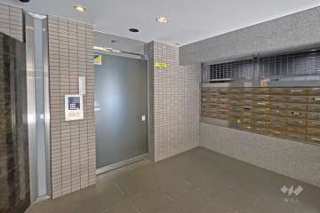 エントランスはオートロック付きです。