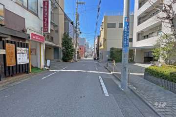 敷地の南側前面道路（東側から）