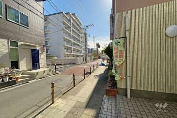 敷地東側の前面道路（北側から）