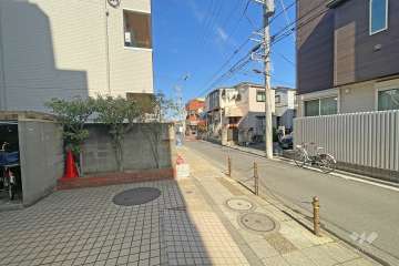 敷地東側の前面道路（南側から）