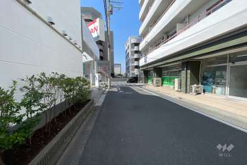 敷地南側の前面道路（東側から）