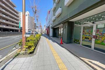 敷地西側の前面道路（南側から）