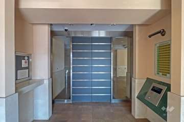 エントランスはオートロック付きです。