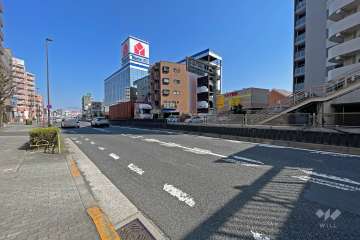 敷地東側前面道路は日光街道です（南側から）。