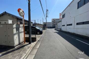 敷地南西側の前面道路（北西側から）