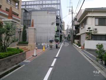 敷地目の前の駅に続く道