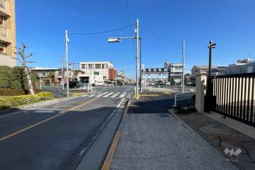 敷地東側の前面道路（南側から）