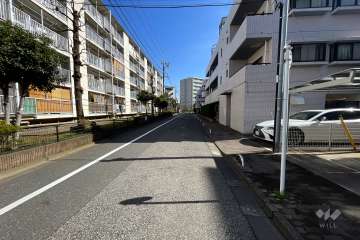 敷地北東側の前面道路（北西側から）