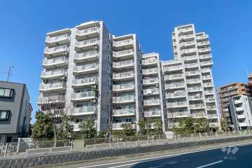 コスモ西新井クレステイジの外観（南東側から）　　　