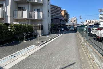 敷地の北東側前面道路（南東側から）