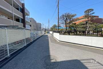 敷地北側の前面道路（東側から）