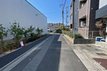 敷地南側の前面道路（東側から）