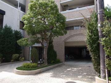 エントランス前には植栽スペースが設けられています。