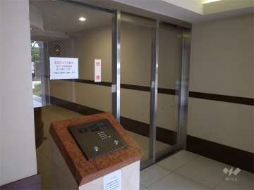 エントランスはオートロック付きです。