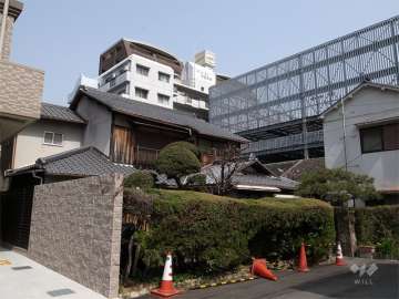 アリスト池田ステーションプレイスの遠景。周辺は駅前の商業地で、住宅や店舗などが混在しています。