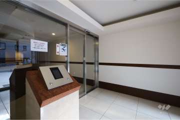 エントランスはオートロック付きです。