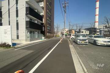 敷地の東側前面道路（南側から）