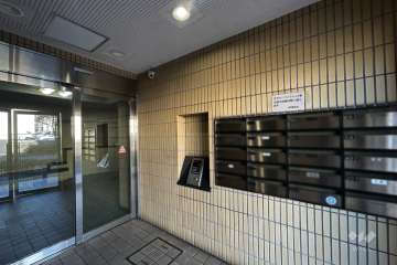 エントランスはオートロック付きです。