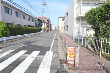 敷地北側の前面道路（西側から）