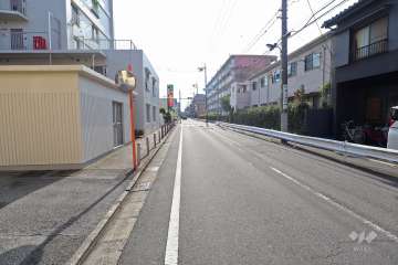 敷地北側の前面道路（東側から）