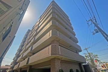 ライオンズヴィアーレ竹の塚の外観（南西側から）